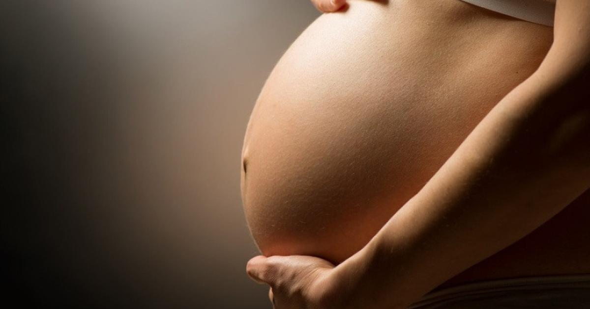 Foto de arquivo mostra barriga de uma gestante apoiada pelas mãos.