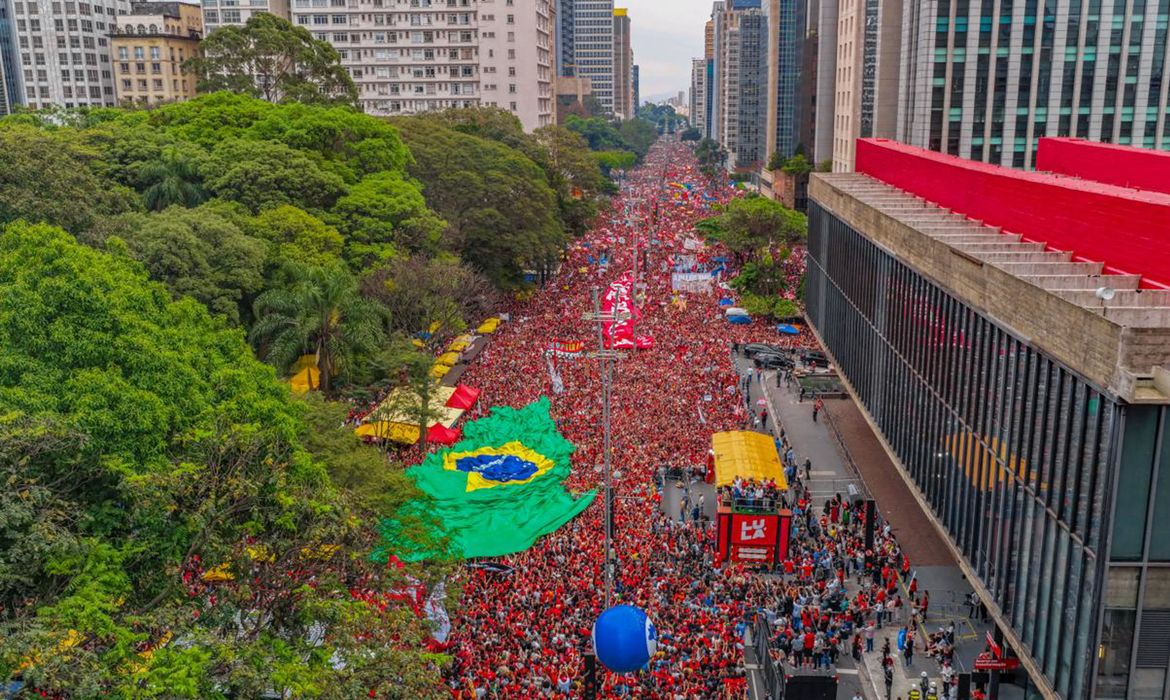 Lula durante manifestação realizada na Avenida Paulista, em São Paulo