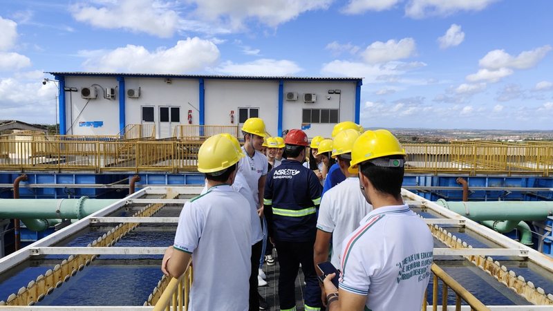 Estudantes com capacetes visitam a Estação de Tratamento de Água de Arapiraca em atividade anterior