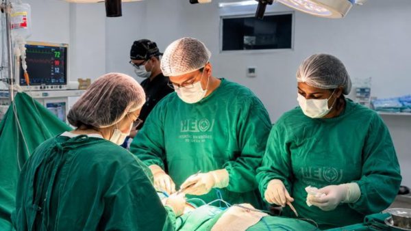 Profissionais de saúde durante procedimento de captação de órgãos no Hospital de Emergência do Agreste
