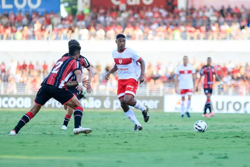 Torcedores do CRB exibem bandeiras nas arquibancadas do Estádio Rei Pelé