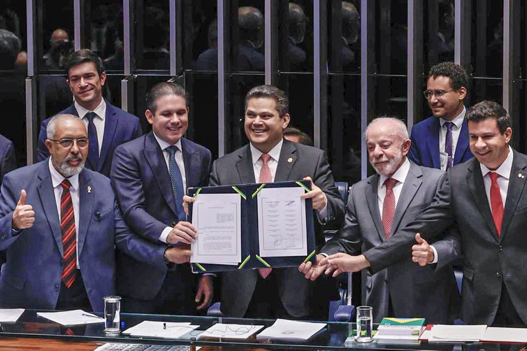 Autoridades participam da sessão de promulgação da emenda que encerra a escala 6x1 no Congresso Nacional