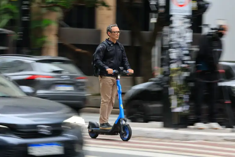 Usuária conduz patinete elétrico em ciclovia de São Paulo; foto de arquivo usada para ilustrar micromobilidade