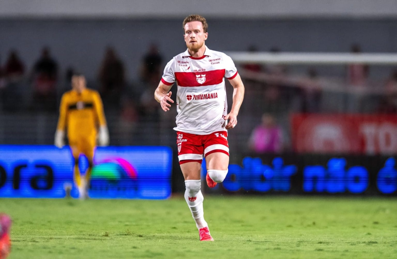 Lucas Lovat, lateral-esquerdo do CRB, em campo durante partida
