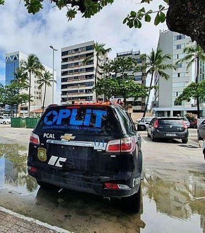 Viatura da Oplit estacionada na orla de Maceió; foto de arquivo