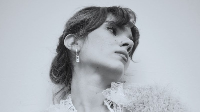 Retrato em preto e branco da cantora alagoana Marina Nemesio.