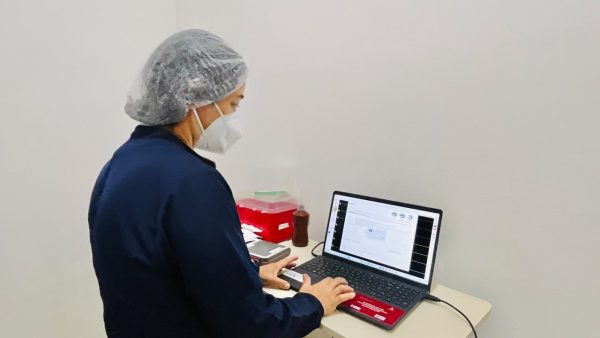 Profissionais do Hospital Dr. Ib Gatto Falcão utilizam computador em atendimento de telemedicina