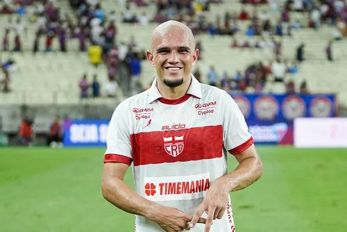 Crystopher comemora gol pelo CRB contra o Fortaleza na Arena Castelão