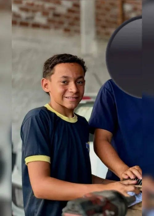 Ônibus parado em rua do Centro de Arapiraca após atropelamento, com a área isolada por agentes