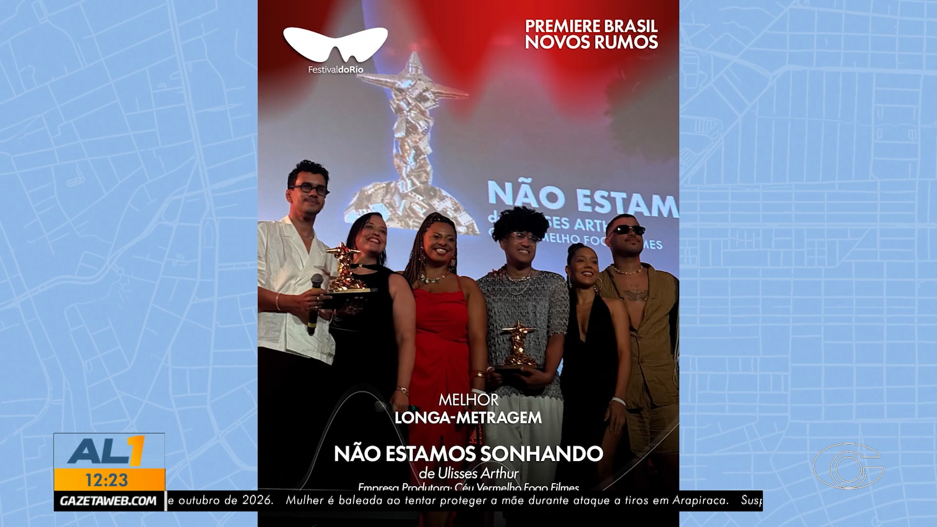 Equipe do filme Não Estamos Sonhando no palco do Festival do Rio com os troféus da mostra Novos Rumos.