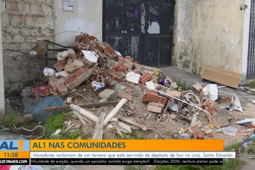 Entulho e resíduos ocupam calçada no Conjunto Santo Eduardo, em Maceió.