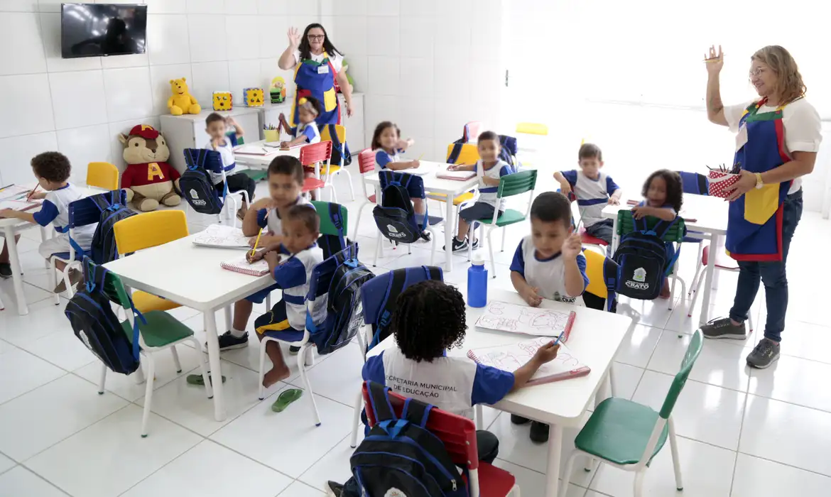 Estante com livros do Programa Nacional do Livro e do Material Didático; foto de arquivo