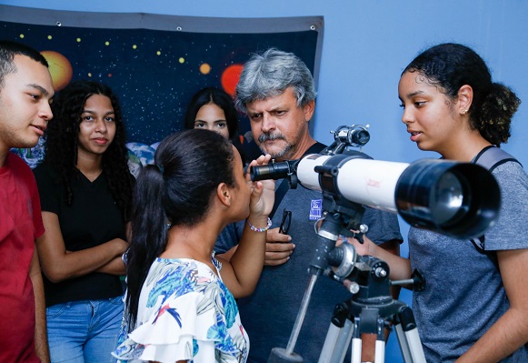 Estudantes observam o céu com telescópio no Observatório Genival Leite Lima, em Maceió