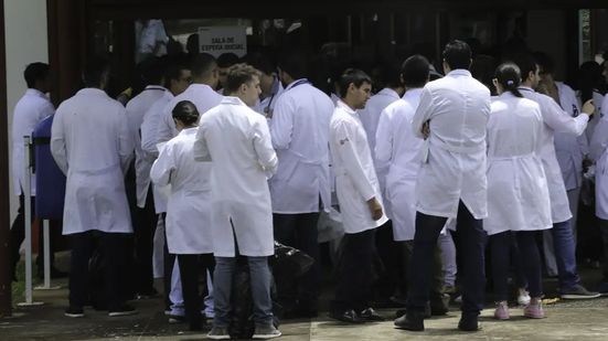 Candidatos realizam exame de formação médica em sala de aula, em foto de arquivo